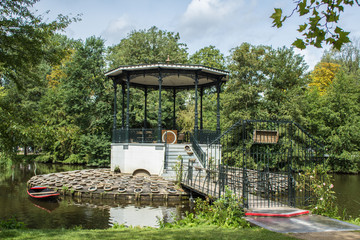 Wall Mural - Muziekkapel in het park Vondelpark Amsterdam