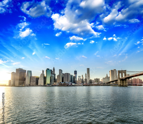 Fototapeta na szkło New York City. Wonderful sunset view of Brooklyn Bridge and Manh