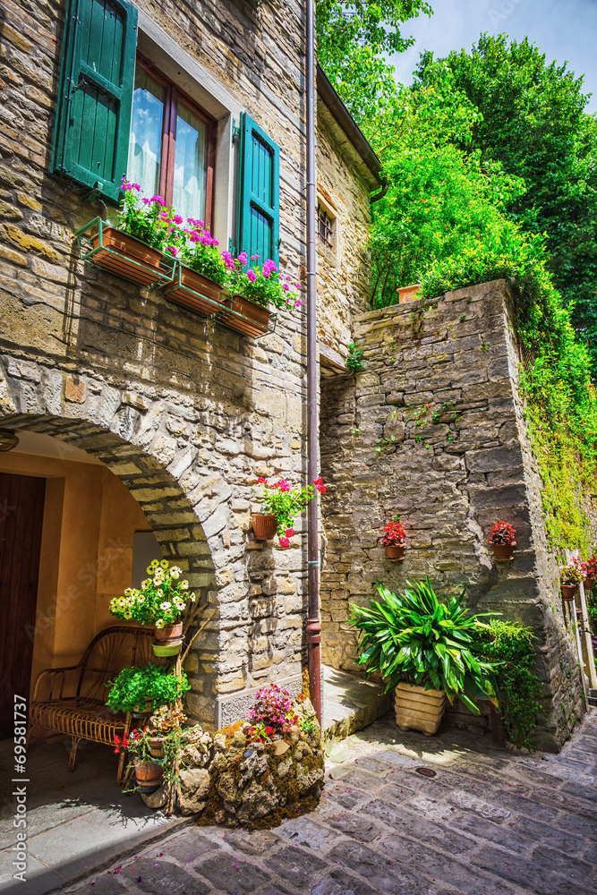 Włoska ulica w małym prowincjonalnym miasteczku Toskanii - obrazy, fototapety, plakaty 