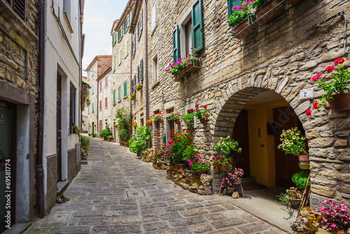 Naklejka na szybę Italian street in a small provincial town of Tuscan