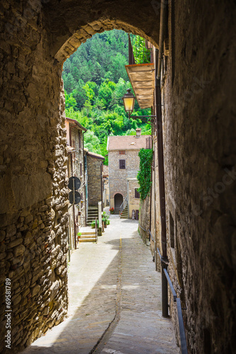 Naklejka dekoracyjna Italian street in a small provincial town of Tuscan
