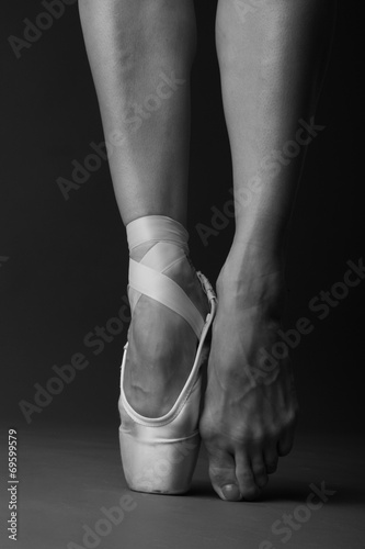 Fotomural Standing on tip-toe, ballet dancer
