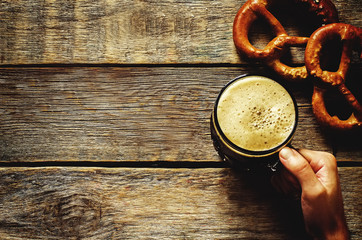 Wall Mural - man holding beer