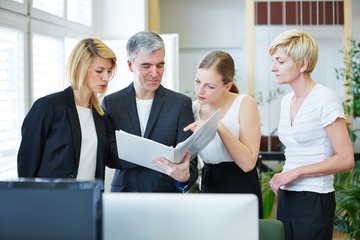 Canvas Print - Geschäftsleute diskutieren beim Meeting mit Akte