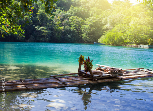 Raft sur la rive de la lagune bleue, la Jamaïque .. Poster Mural XXL
