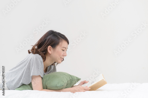 うつ伏せで本を読む女性 Stock Photo Adobe Stock