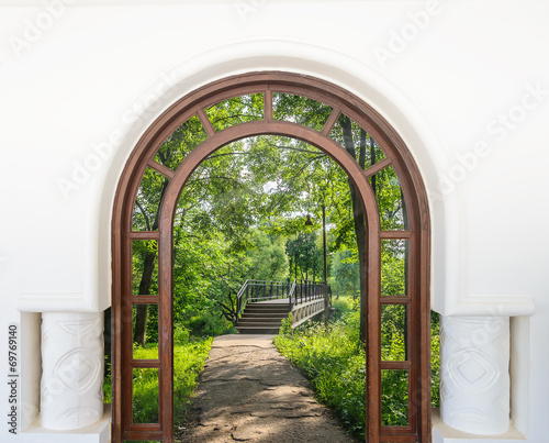 Naklejka na szybę open door arch with access to the alley