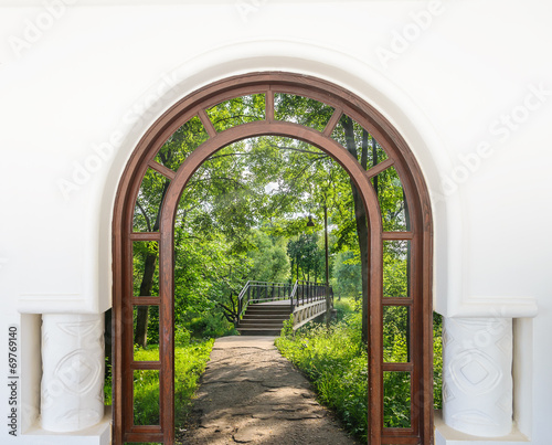 Fototapeta na wymiar open door arch with access to the alley