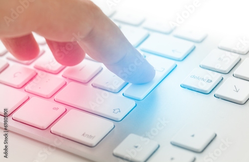 Fotografía  touching enter key