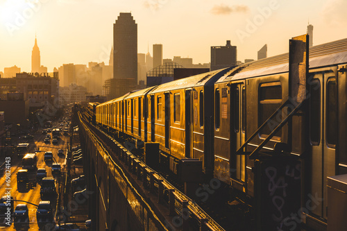 Cuadros en Lienzo Tren de metro en Nueva York en la puesta del sol