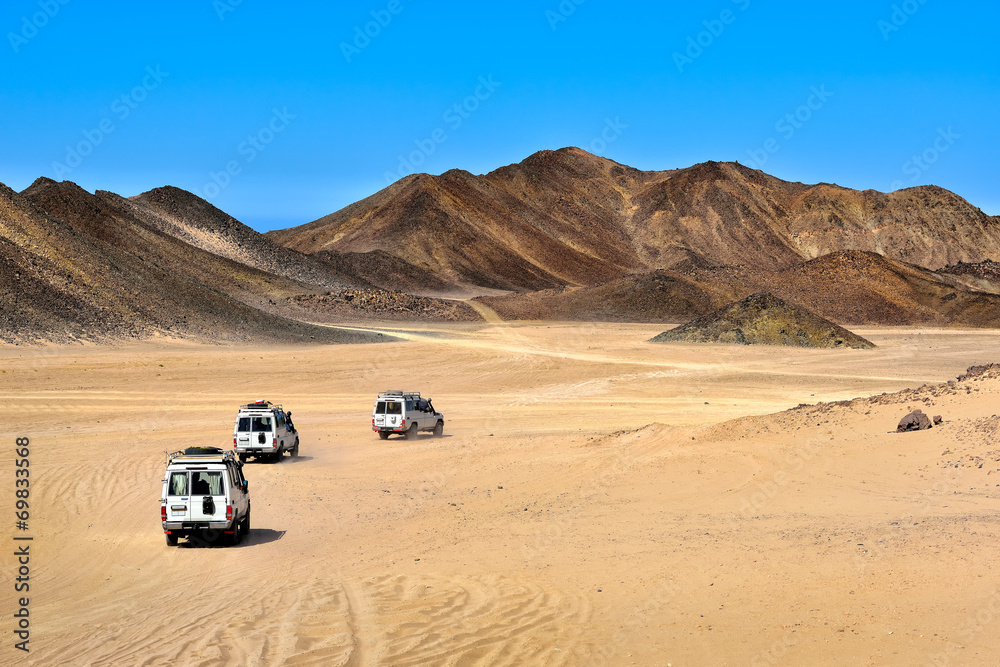 Landscape of Sahara desert with jeeps for safari. - obrazy, fototapety, plakaty 