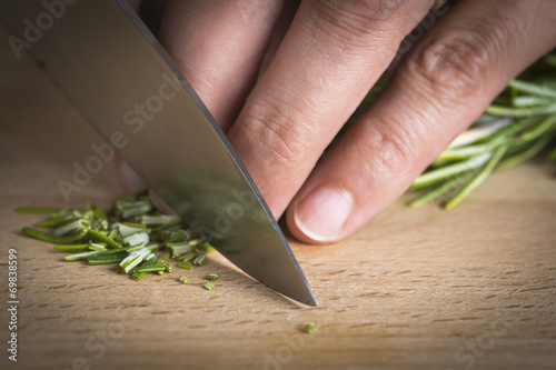 Fotografie, Obraz Cocinero picando Romero Cuchillo en La Mesa de la Cocina