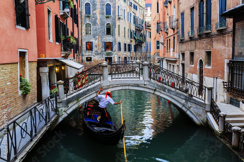 Fotografía Venecia, Italia - gondolero y viviendas históricas