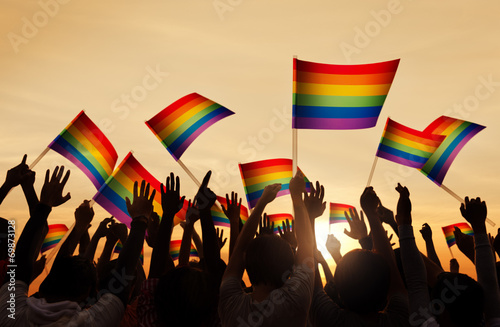 Fotografie, Obraz Siluety lidí, kteří zastávají Gay Pride symbol praporku