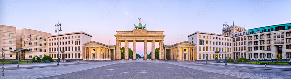 Brandenburg Gate in panoramic view, Berlin, Germany - obrazy, fototapety, plakaty 
