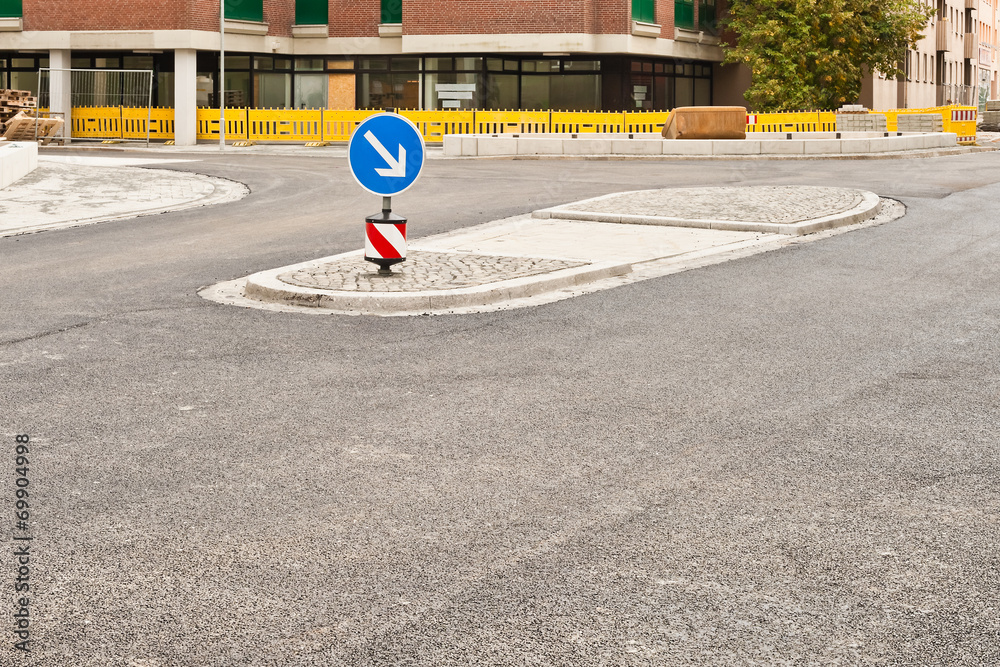 Stock-Foto „Strassenbau - Neue Teerdecke und neue Verkehrsinsel“