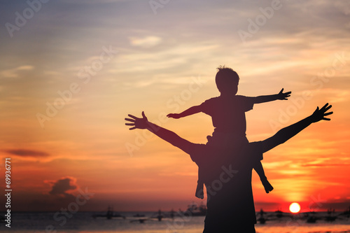 Photographie father and son on sunset beach