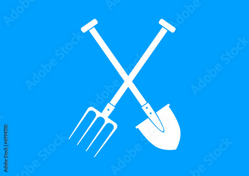 Fotografía White spade and pitchfork on blue background