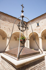 Canvas Print - Waterwell center, Italian courtyard surrounded by portico.