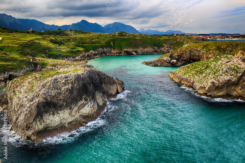 Fotografia  beautiful scenery with the ocean shore in Asturias, Spain
