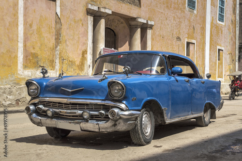 Naklejka dekoracyjna Classic american old blue car in Old Havana, Cuba