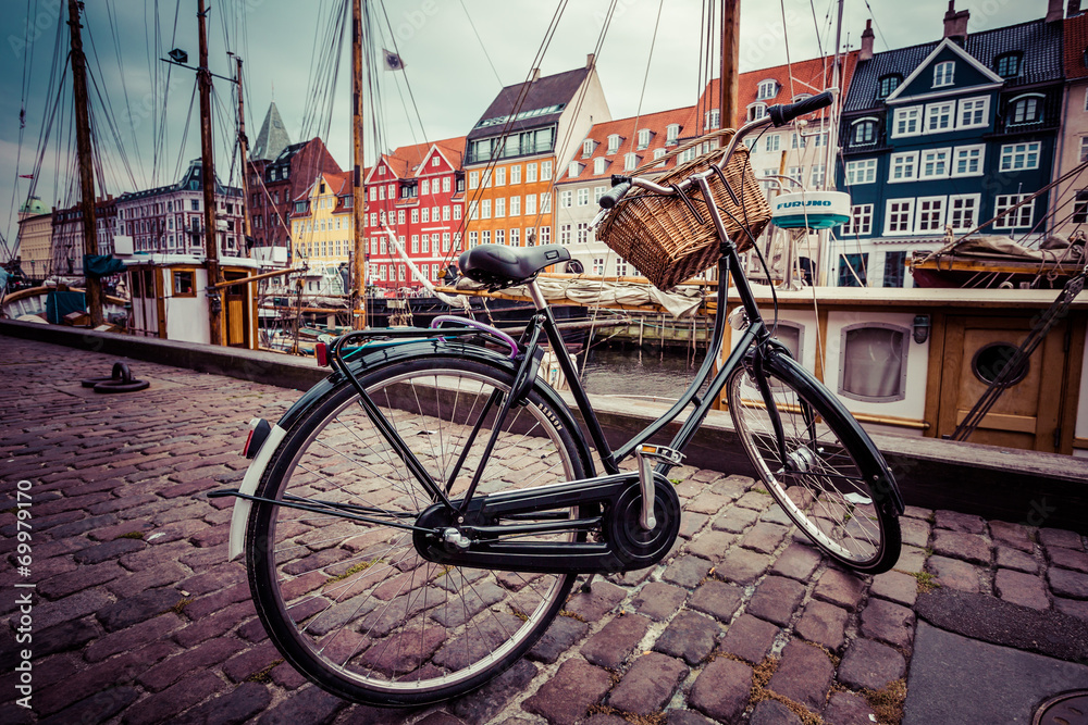Obraz na płótnie Classic vintage retro city bicycle in Copenhagen, Denmark w salonie