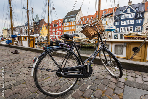 Photo Classic vintage retro city bicycle in Copenhagen, Denmark