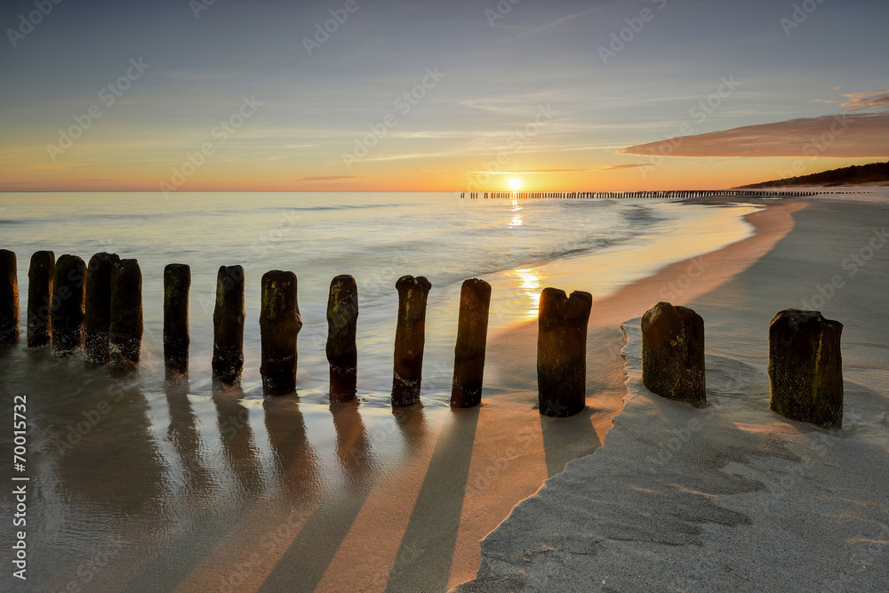 Morze,  plaża o wschodzie słońca - obrazy, fototapety, plakaty 