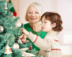 Wall Mural - Großmutter und Enkel schmücken Weihnachtsbaum zu Weihnachten