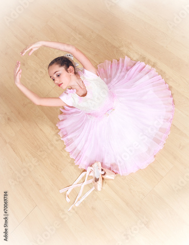 Tapeta ścienna na wymiar small ballerina at dancing school