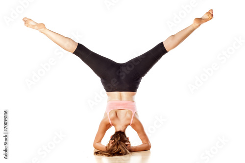 Plakat młoda atrakcyjna dziewczyna robi ćwiczenia jogi