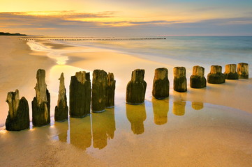 Fototapete - Morze, piękna plaża o wschodzie słońca