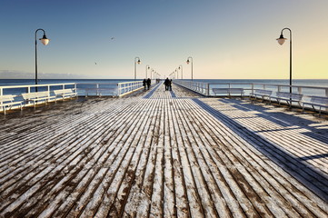 Fototapete - Morze, zima, spacer na molo