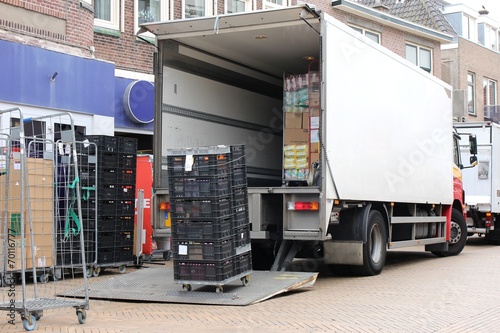 Photographie  LKW bei der Warenanlieferung für ein Geschäft