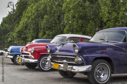 klasyczne-kolorowe-amerykanskie-samochody-w-hawanie-na-kubie