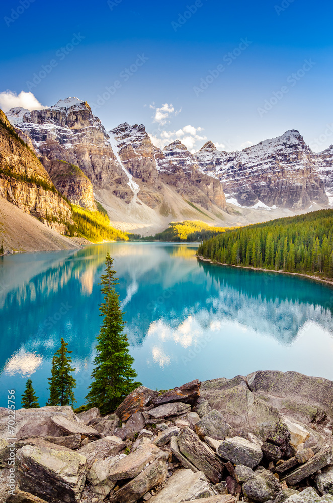 Landscape view of Moraine lake in Canadian Rocky Mountains - obrazy, fototapety, plakaty 