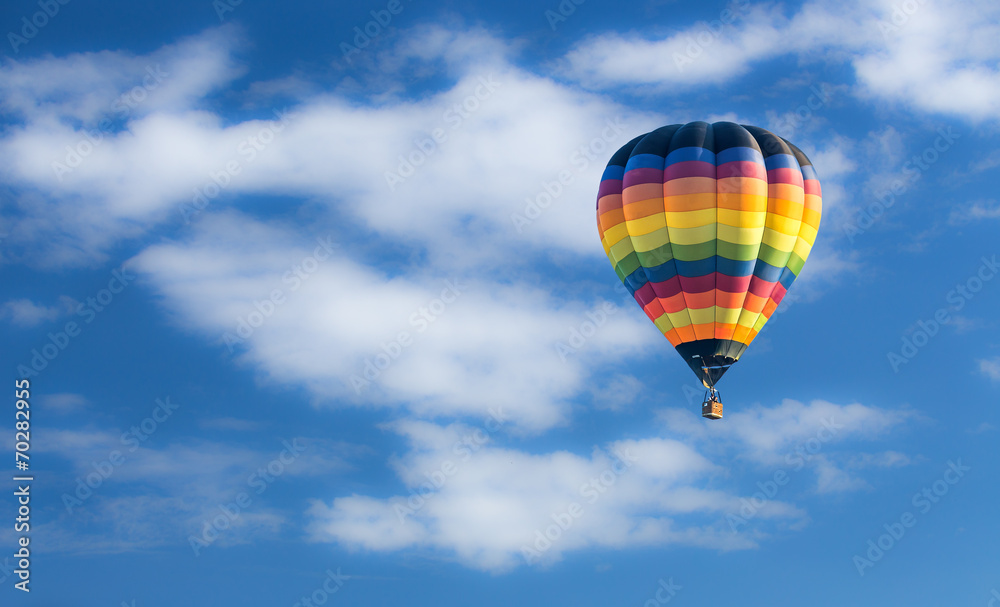 Naklejka ozdobna Balon na ogrzane powietrze nad błękitne niebo -  DECORprint.pl