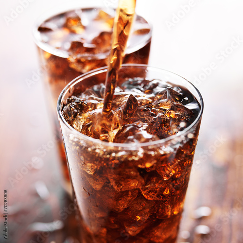 Cuadros en Lienzo soft drink being poured into glass