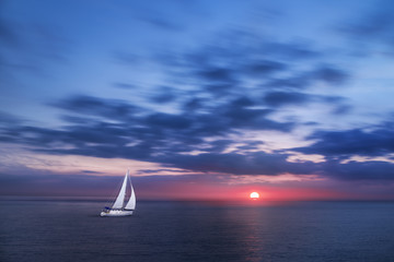 Wall Mural - Voilier en Pleine Mer durant un Coucher de Soleil