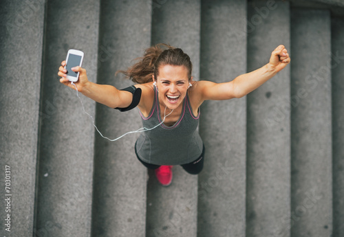 Fotografía Retrato de mujer joven feliz de la aptitud con el teléfono celular