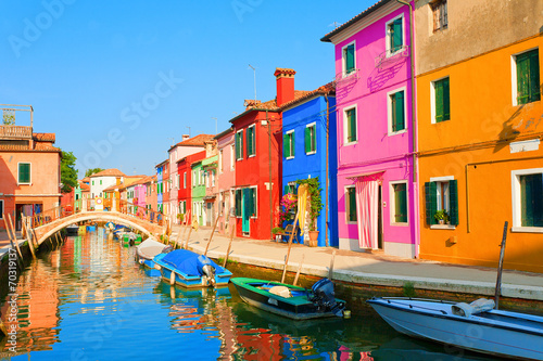 kolorowa-ulica-w-burano-blisko-wenecja-wlochy