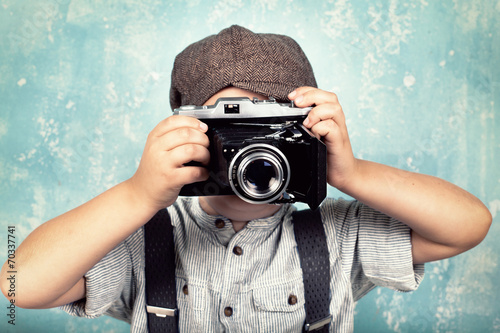 Obraz w ramie kleiner Junge mit Kamera - retro Stil
