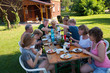 Duża rodzina podczas posiłku w letnie popołudnie