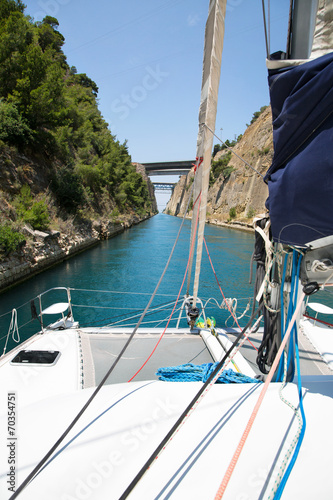 Fotografie, Obraz Mit dem Katamaran durch den Kanal von Korinth segeln