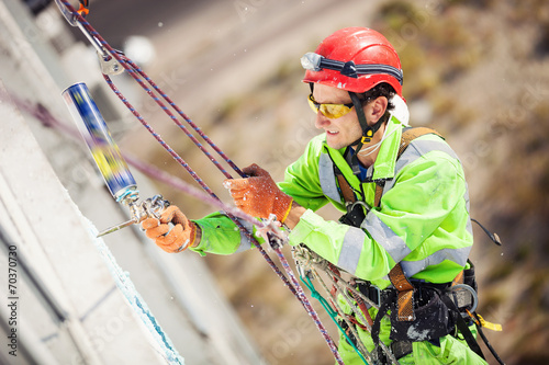 Fotografía Industrial climber on a building during winterization works