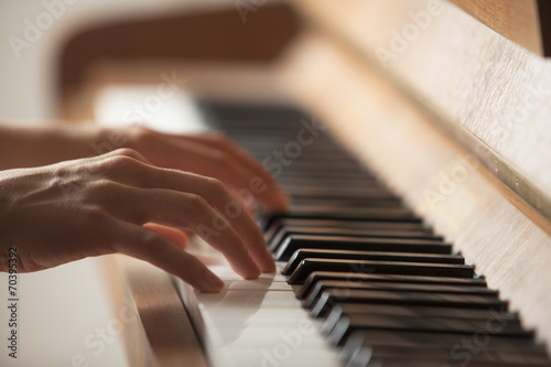 Dekoracja na wymiar  rece-kobiety-grajace-na-pianinie