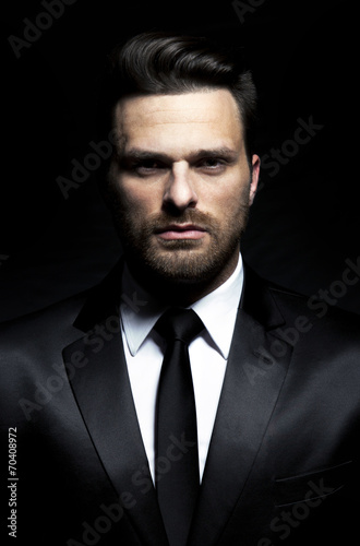 Fotografía Fashion - handsome man in suit with jacket and tie