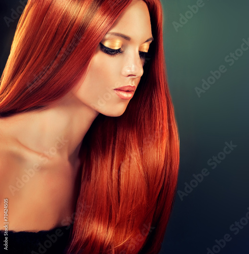 Photo Beautiful model with long red hair