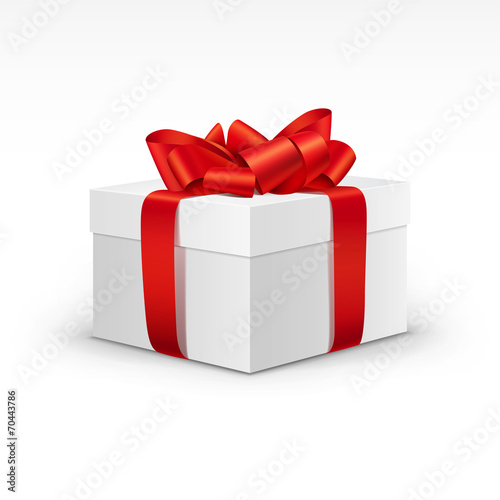 Photographie Coffret blanc avec ruban rouge vif isolé