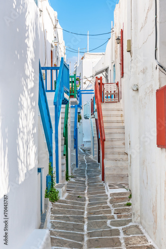 waska-uliczka-na-starym-miescie-w-mykonos